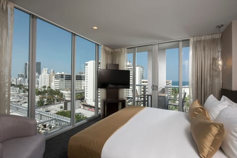 Premier Plus, 1 King Bed, Balcony, Partial Ocean View | Premium bedding, in-room safe, desk, laptop workspace