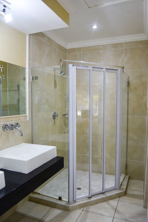 Combined shower/tub, deep soaking tub, eco-friendly toiletries, towels