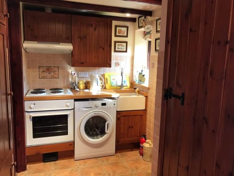 Cottage | Private kitchen | Fridge, microwave, oven, stovetop