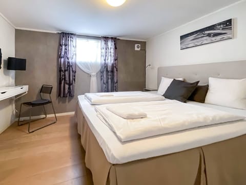 Apartment, 2 Bedrooms, Smoking, Fireplace | 3 bedrooms, iron/ironing board, bed sheets