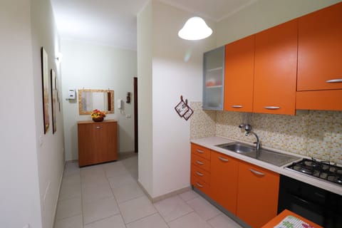 House, 1 Bedroom, Balcony, City View | Private kitchen