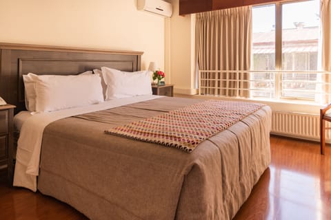 Departamento Suites | Minibar, in-room safe, desk, iron/ironing board