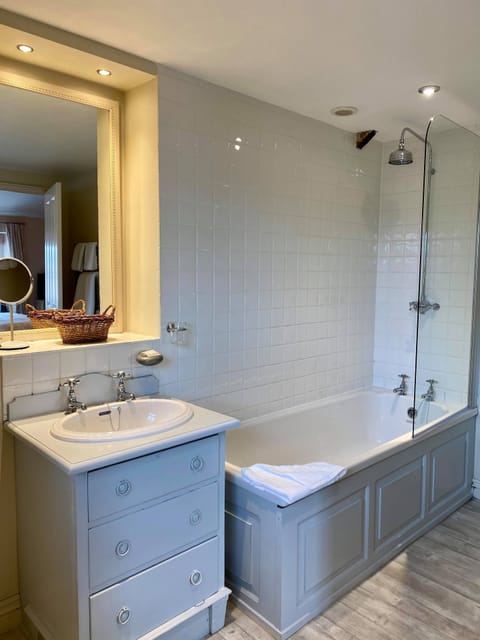 Standard Double Room, Private Bathroom (Great Links) | Bathroom