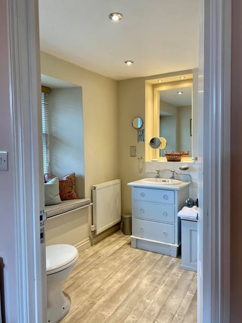 Standard Double Room, Private Bathroom (Great Links) | Bathroom