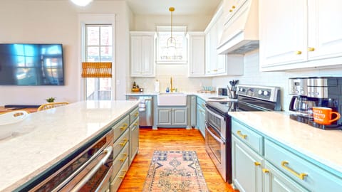 There's plenty of room for all the cooks in your group.