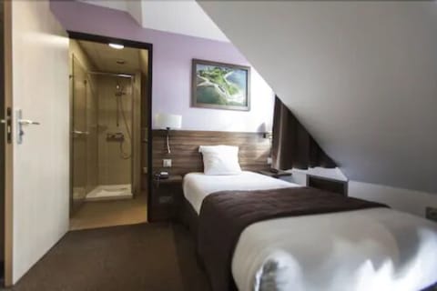 Single Room | Premium bedding, minibar, in-room safe, desk