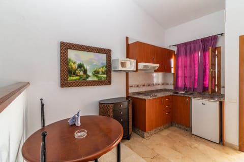 Basic Studio | Private kitchenette | Fridge, microwave, stovetop, cookware/dishes/utensils