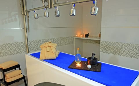 Couples treatment rooms, sauna, spa tub, steam room, Turkish bath