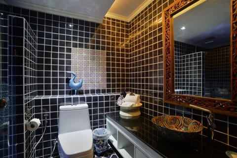 Grand Deluxe Twin Room | Bathroom | Free toiletries, hair dryer, bathrobes, towels