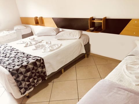 Standard Quádruplo Superior | Hypo-allergenic bedding, minibar, free wired internet, bed sheets