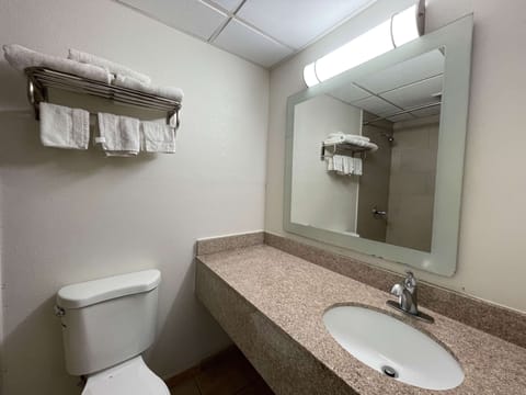 Combined shower/tub, towels