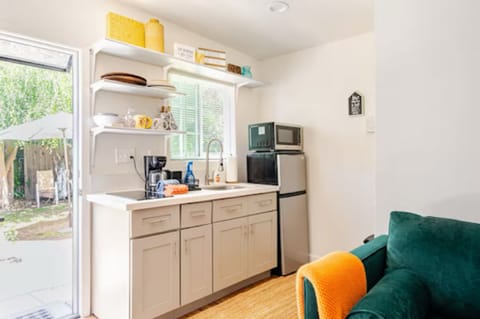 Kitchette with built in electric burner’s