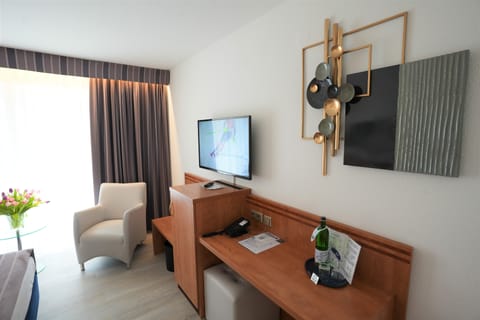 Standard Double Room, Garden View | Minibar, in-room safe, desk, soundproofing