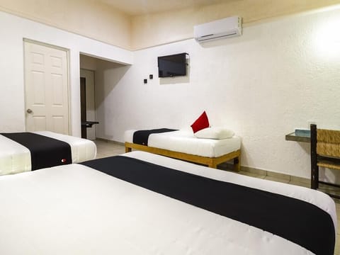 Family Double Room | Desk, soundproofing, free WiFi, bed sheets