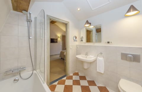 Classic Room | Bathroom | Free toiletries, hair dryer, bathrobes, slippers