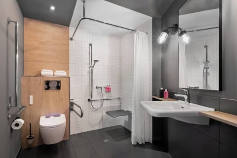 Room, 1 Queen Bed | Bathroom | Shower, free toiletries, hair dryer, towels