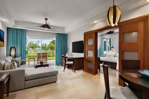 Enclave Master Suite Ocean Front - 1 King | Premium bedding, pillowtop beds, minibar, in-room safe