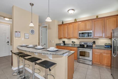 Apartment (3 Bedrooms) | Private kitchen | Fridge, microwave, oven, stovetop