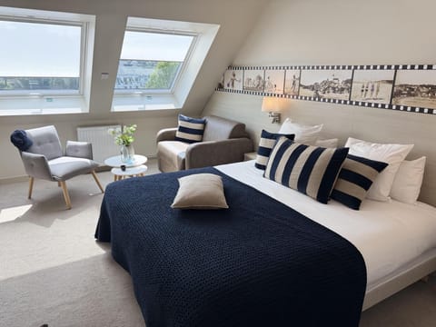 Exclusive Room, 1 King Bed | Minibar, in-room safe, desk, blackout drapes