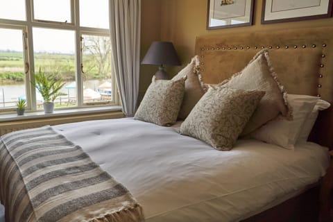 Premium Double Room | Minibar, desk, laptop workspace, free WiFi