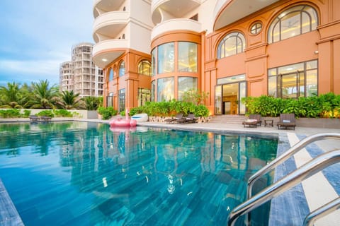 Outdoor pool, sun loungers