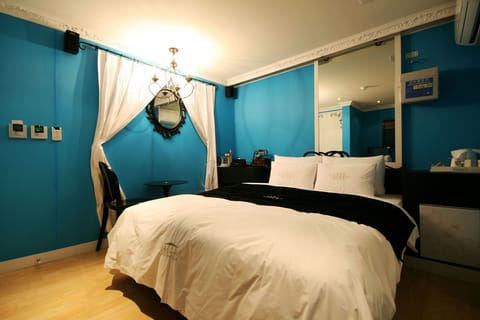 Room (Premium) | 1 bedroom, free WiFi, bed sheets