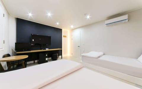 Room (Twin (exclusive room Disney+/Netflix ) | 1 bedroom, free WiFi, bed sheets