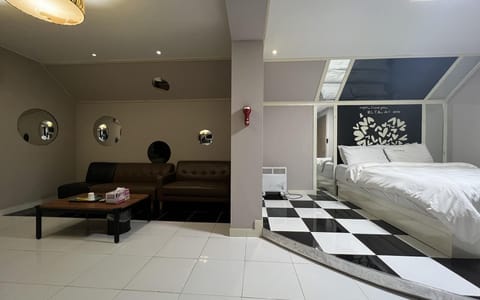 Room (Event Suite) | 1 bedroom, free WiFi, bed sheets
