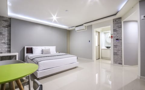 Room (Standard Room Early Check-in (Netflix) | 1 bedroom, free WiFi, bed sheets