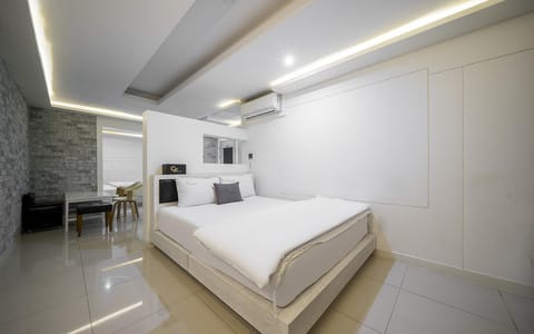 Room (Deluxe Room A (Netflix Available 2 Do) | 1 bedroom, free WiFi, bed sheets