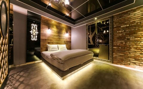 Room (Standard (Netflix)) | 1 bedroom, free WiFi, bed sheets