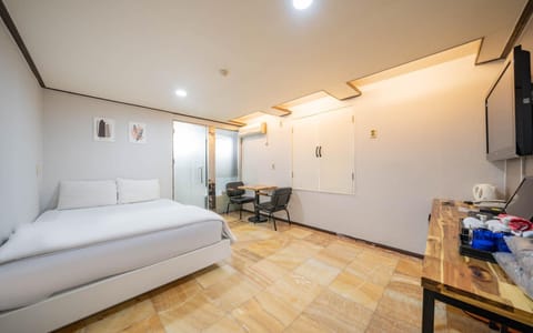 Room (Special Room C (Netflix Available)) | 1 bedroom, free WiFi, bed sheets