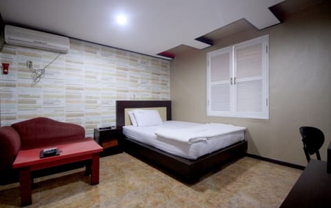 Room (Standard Room B (Netflix Available)) | 1 bedroom, free WiFi, bed sheets