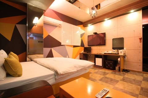 Room (Suite (Semi-Special Room/2PC/Netflix ) | 1 bedroom, free WiFi, bed sheets