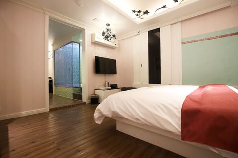 Room (Royal Suite) | 1 bedroom, free WiFi, bed sheets