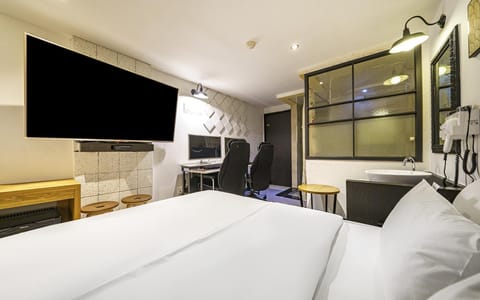 Room (C-type late entry late check-out coup) | 1 bedroom, free WiFi, bed sheets