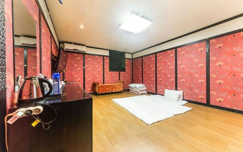 Room (Ondol room) | 1 bedroom, free WiFi, bed sheets