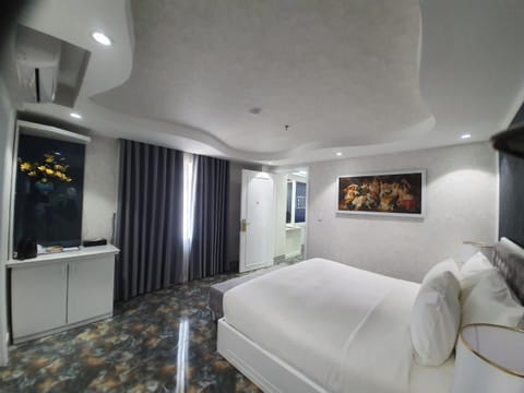 Business Double Room | In-room safe, blackout drapes, free WiFi, bed sheets