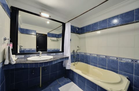 Royal Suite | Bathroom | Separate tub and shower, deep soaking tub, rainfall showerhead