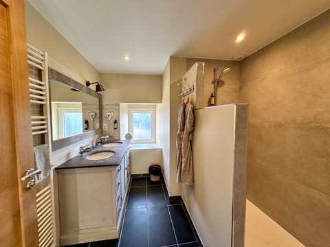 Suite | Bathroom | Free toiletries, hair dryer, bathrobes, towels