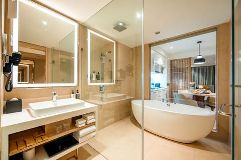 Premier Suite, 1 Double Bed with Sofa bed, Business Lounge Access | Bathroom | Combined shower/tub, rainfall showerhead, eco-friendly toiletries