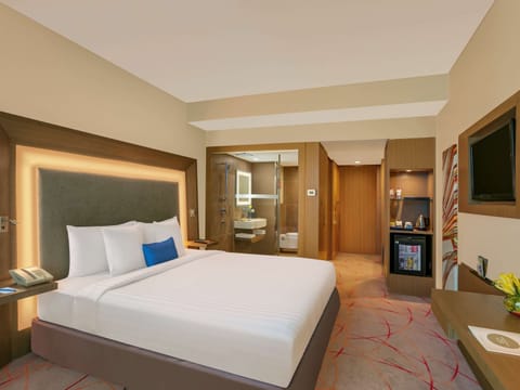 Superior Room, 1 King Bed | Egyptian cotton sheets, premium bedding, minibar, in-room safe