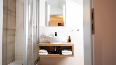 Classic Double Room, Private Bathroom (Talblick) | Bathroom