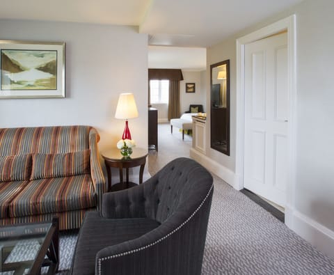 Junior Suite, 1 Double Bed | Premium bedding, minibar, in-room safe, desk