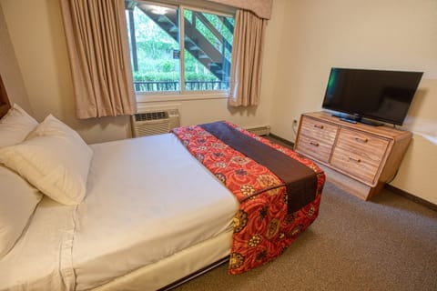 Junior Suite, 1 Bedroom | 1 bedroom, in-room safe, desk, iron/ironing board