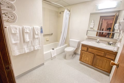 Deluxe 2 Bedrom Suite | Bathroom | Combined shower/tub, eco-friendly toiletries, hair dryer, towels