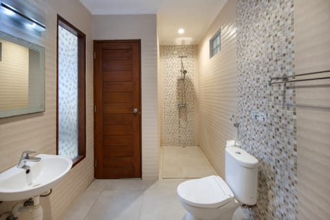 Family Room | Bathroom | Combined shower/tub, free toiletries, slippers, towels