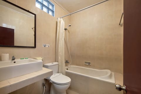 Superior Double or Twin Room | Bathroom | Combined shower/tub, free toiletries, slippers, towels