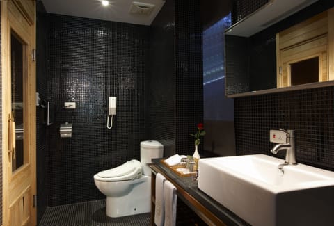 Forever Suite | Bathroom | Separate tub and shower, spring water tub, free toiletries, hair dryer