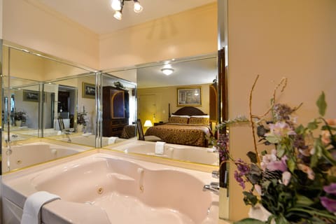 Suite, 1 King Bed, Non Smoking, Jetted Tub | Pillowtop beds, desk, iron/ironing board, free WiFi